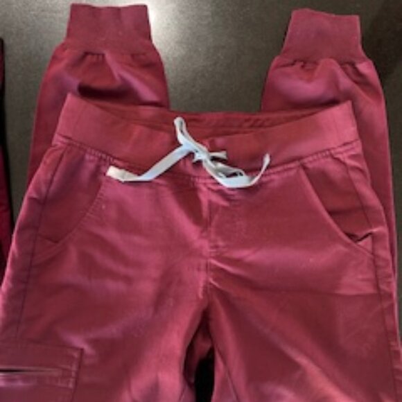 Figs scrubs in burgundy. 1 scrub top, 2 scrub pants - Picture 4 of 5
